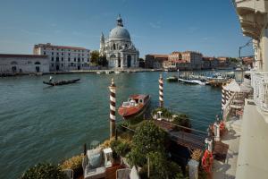 vistas a un río con un barco en el agua en The St. Regis Venice en Venecia