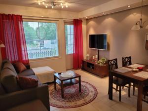 uma sala de estar com um sofá e uma mesa em Aparthotel LeviStar em Levi
