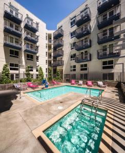 - une piscine en face d'un immeuble dans l'établissement 1500 Sq foot, 3 bed room loft in DTLA (Pool & Hot tub!), à Los Angeles