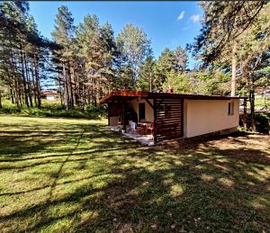 una piccola cabina in mezzo a un campo di Vikendica Stari Grad a Divčibare
