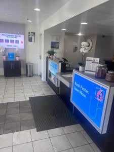 a restaurant with a cashier counter in a store at Motel 6-Orlando, FL - Winter Park in Orlando