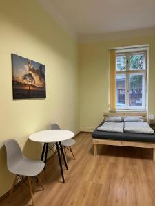 1 dormitorio con cama, mesa y ventana en Batorego Lovely Rooms, en Cracovia