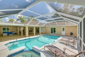uma grande piscina com um grande tecto de vidro em Private Fort Myers Escape with Screened Pool and Lanai em Fort Myers