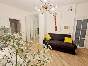 un soggiorno con divano e giraffa sul muro di Brixia Charm Studio a Brescia