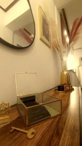 eine Glaskiste auf einem Holzboden mit einem Spiegel in der Unterkunft Edem House in Volos