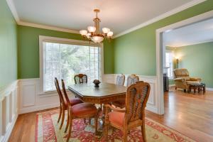 uma sala de jantar com paredes verdes e uma mesa e cadeiras em Spacious Amarillo Home with Shared Fire Pit! em Amarillo