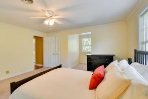 een slaapkamer met een bed en een plafondventilator bij Spacious Amarillo Home with Shared Fire Pit! in Amarillo