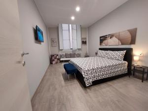 um pequeno quarto com uma cama e uma janela em Appartamento Piazzetta La Maddalena em Savona