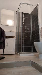 W łazience znajduje się prysznic i umywalka. w obiekcie La Laguna Rooms w mieście SantʼAntìoco