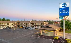 un hôtel avec le meilleur panneau ouest dans un parking dans l'établissement Best Western Arizonian Inn, à Holbrook