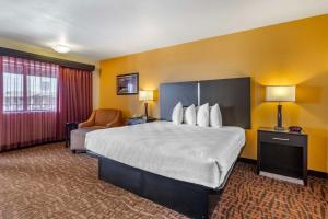 a hotel room with a large bed and a chair at Best Western Arizonian Inn in Holbrook +20 photos