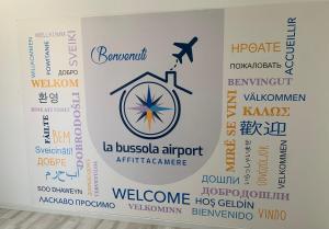 un signe pour l'aéroport brésilien avec des mots sur celui-ci dans l'établissement La Bussola Airport Affitta Camere, à San Giovanni Teatino