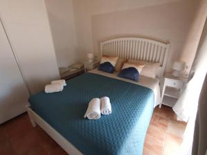 een slaapkamer met een bed met handdoeken erop bij Casa Evalù in Pula