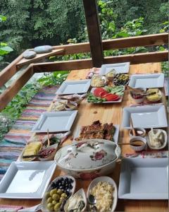 une table recouverte de beaucoup de différents types de nourriture dans l'établissement Siya dome & glamping, à Çamlıhemşin