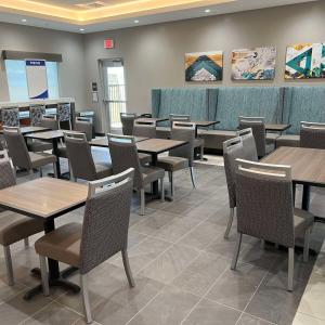 a waiting room at a restaurant with tables and chairs at Best Western San Bernardino Hotel in San Bernardino
