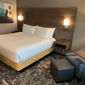 En eller flere senger på et rom på Best Western San Bernardino Hotel