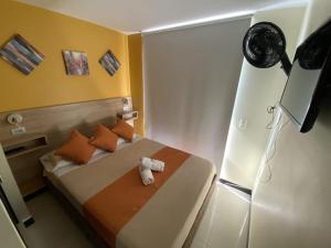 ein Schlafzimmer mit einem Bett und einem Handtuch darauf in der Unterkunft Apartamento con piscina cerca al parque del café in Montenegro