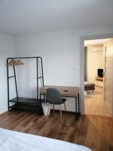 1 dormitorio con escritorio y silla y 1 habitación en Zlatno 66, en Zlaté Moravce