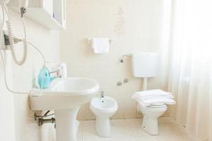 フェラーラにあるアロッジオ カヴールの白いバスルーム(洗面台、トイレ付)