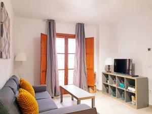 - un salon avec un canapé et une table dans l'établissement Triana Home Luxury, à Séville