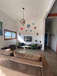 uma sala de estar com um grande sofá no meio em Pousada Recanto Mandalah em Cunha