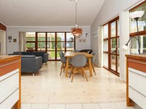 cocina y sala de estar con mesa y sillas en 8 person holiday home in Knebel, en Knebel