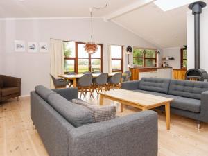 Sala de estar con 2 sofás y mesa en 8 person holiday home in Knebel, en Knebel