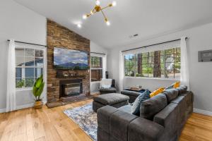 ein Wohnzimmer mit einem Sofa und einem Kamin in der Unterkunft Family Friendly Escape~ Close to Downtown ~Airport ~Sedona & Grand Canyon in Flagstaff