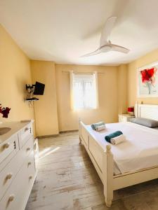 sypialnia z łóżkiem i wentylatorem sufitowym w obiekcie El faro II Apartment con vista w mieście Huelva