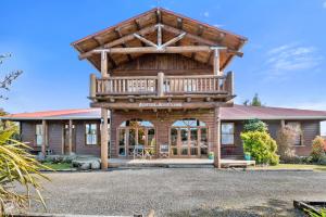 uma grande casa de madeira com uma grande varanda em Mountain Heights Lodge em National Park