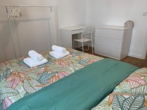 1 dormitorio con 1 cama con 2 toallas en Private Room in the City Centre en Esch-sur-Alzette