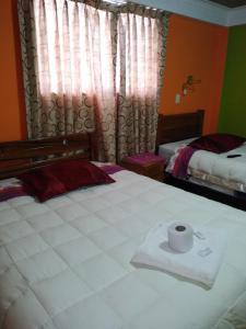 Un dormitorio con una cama con una toalla. en hostal andina joya, en Puno