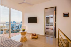 a living room with a bed and a large window at XL / Penthouse 150m2 en Terrazas Tayrona 8-10 pax in Gaira