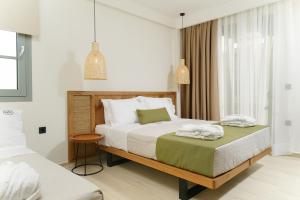 Postel nebo postele na pokoji v ubytování Azzure Luxury Suites + 37 fotografií