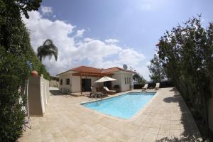 ピッソウリにあるEve Pissouri Xιnisteri Villaのプールと家のあるヴィラ