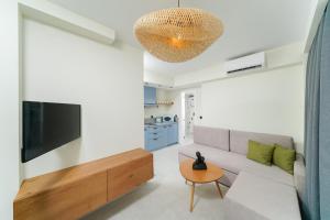 TV a/nebo společenská místnost v ubytování Azzure Luxury Suites