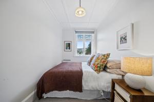 um quarto com uma cama e uma janela em Capital Charm - Wellington Holiday Unit em Wellington