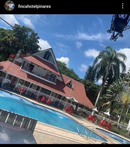 ein Resort mit Pool und Haus in der Unterkunft Finca Hotel Pinares in La Pintada
