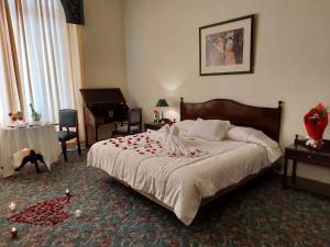a bedroom with a bed with roses on it at Gran Hotel Paris in La Paz