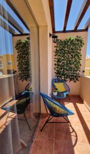 twee stoelen en een tafel op een patio bij Casa Cotillo 13 next to Los Lagos Beach Highspeed Wifi in Cotillo