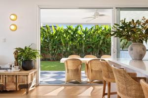 een eetkamer met een tafel en stoelen en een patio bij Coastal Haven in North Creek