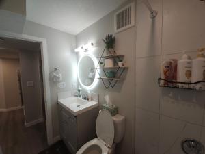 Bilik mandi di Cozy 2 Bedroom Suite, Queen Beds, Near the Airport