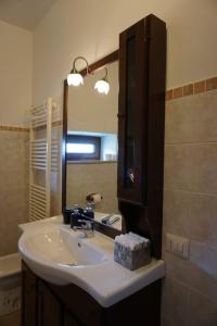 a bathroom with a sink and a mirror at TreeStay - Ampio appartamento moderno completo di tutto 