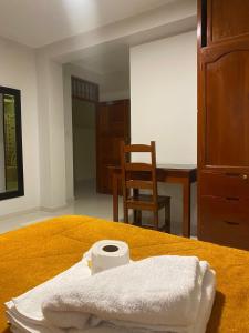 um quarto com uma cama com uma toalha branca em VILLA VICTORIA em Chachapoyas