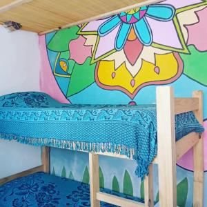 een stapelbed in een kamer met een kleurrijke muur bij Hostel Morgan in Piriápolis