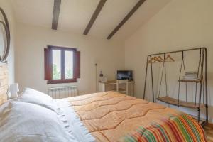 1 dormitorio con 1 cama grande en una habitación en La fonte di Gaiche, en Piegaro