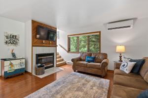 uma sala de estar com um sofá e uma lareira em Stone Ridge Baileys Harbor em Baileys Harbor