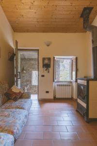 a living room with a couch and a tv at La fonte di Gaiche in Piegaro