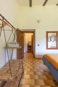 Habitación con cama y suelo de madera. en La fonte di Gaiche, en Piegaro