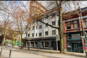 ein Gebäude an der Seite einer Stadtstraße in der Unterkunft Hidden Gem: Historical Gastown in Vancouver